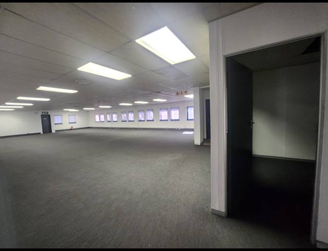 709M² OFFICE TO LET IN RANDJESPARK